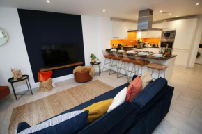 Bath Luxury City Centre 4 Bedroom Townhouse, Sleeps 8, Easy Parking, Private Courtyard Garden, by EMPOWER HOMES